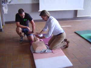 Feuerwehr Otzenhausen veranstaltet ersten Reanimationstag – Minister Jung übergibt Defibrillator